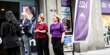 Luk Lemmens en de AVANT directie aan de schoolpoort