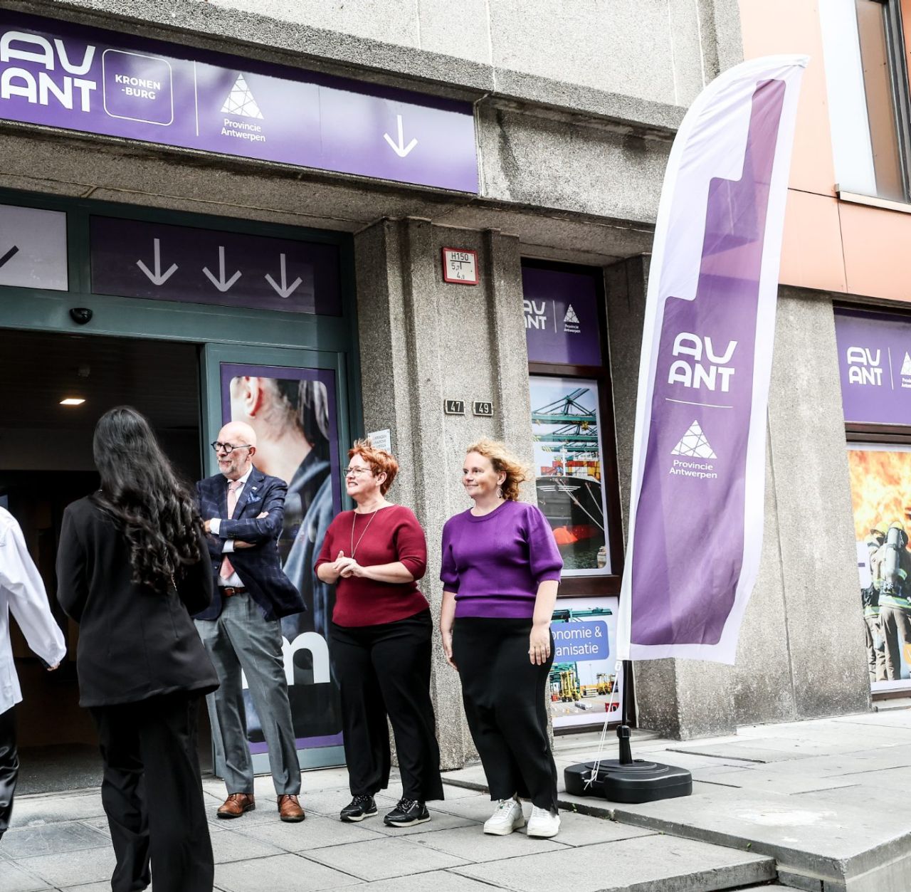 Luk Lemmens en de AVANT directie aan de schoolpoort