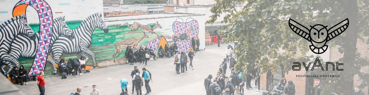 Foto speelplaats Bria met leerlingen en logo