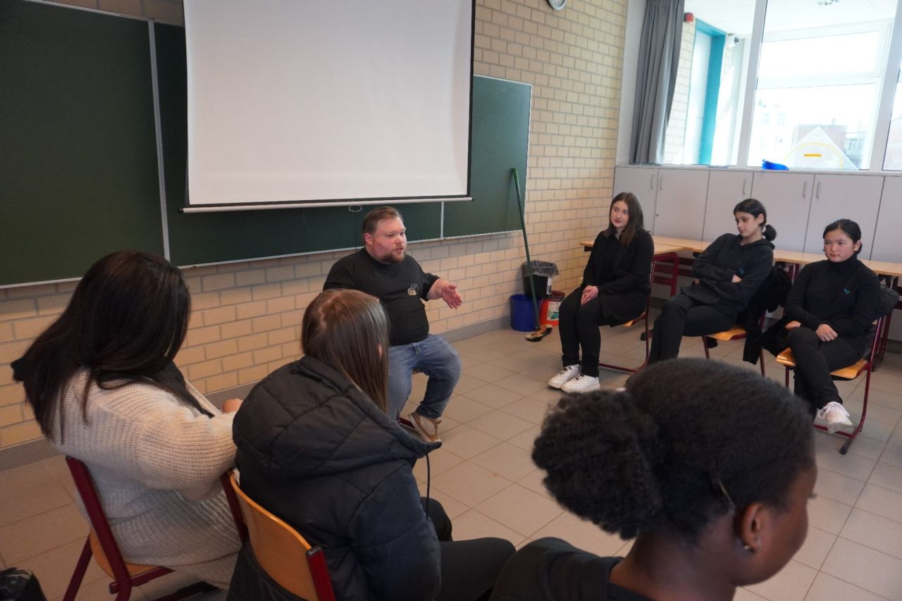 William Boeva spreekt in de les over inclusie in de media