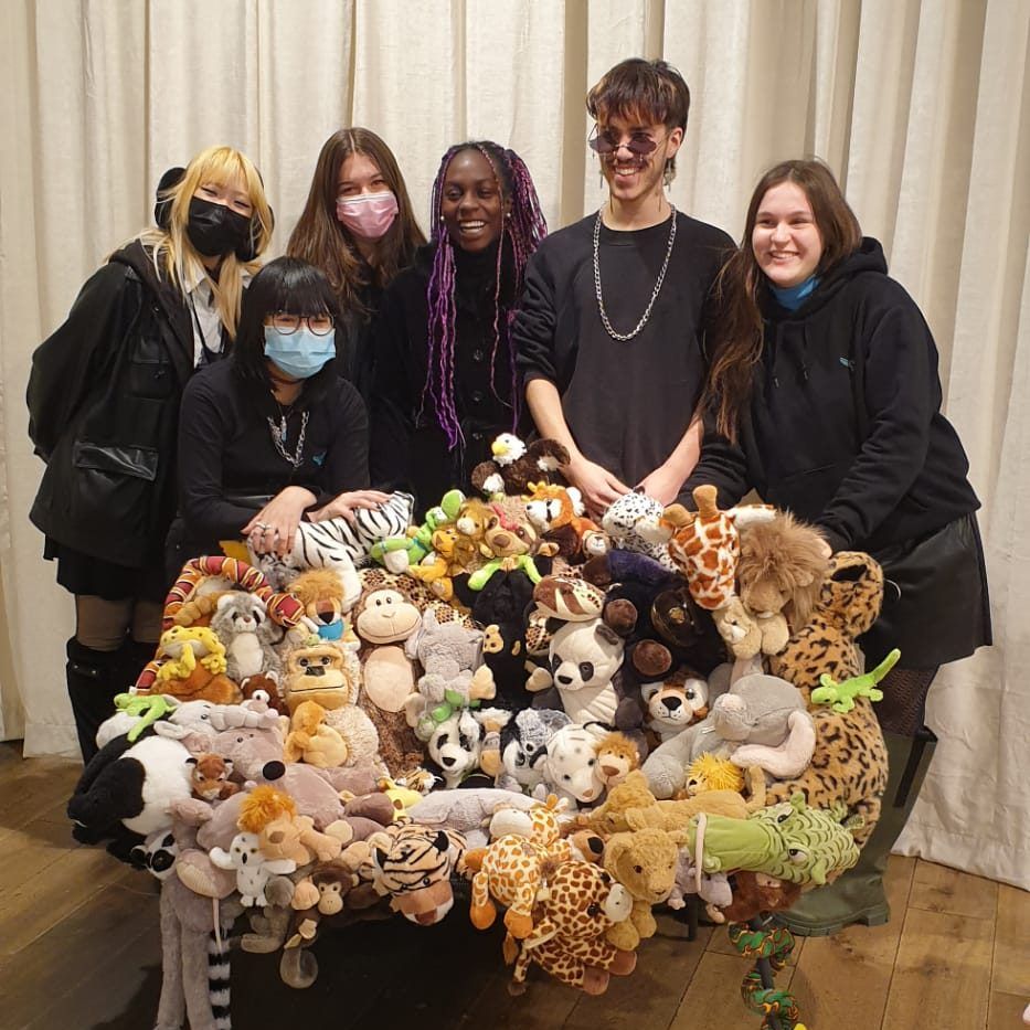 Leerlingen bij zelfgemaakte knuffelzetel