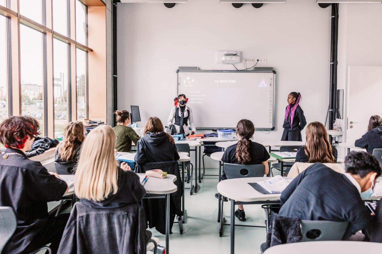 leerlingen tijdens de les Frans