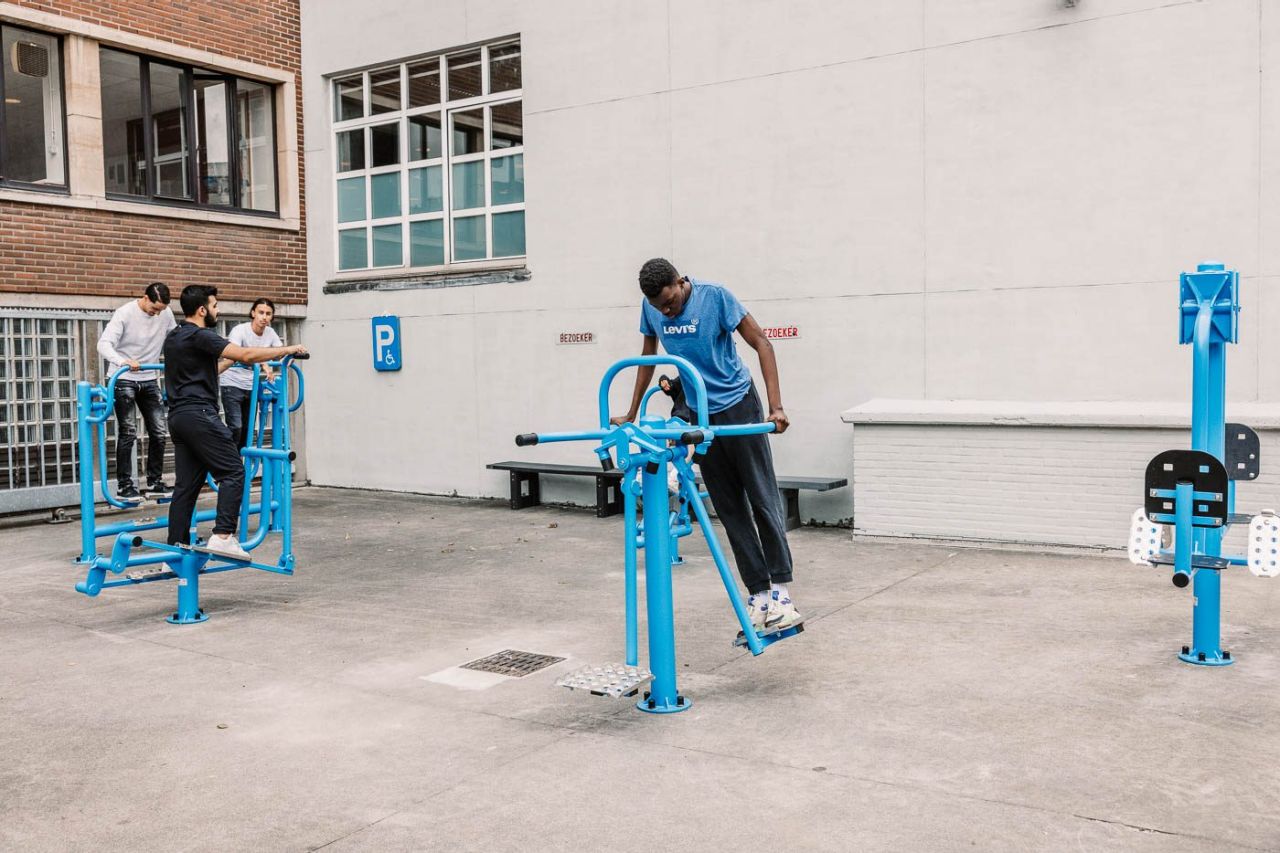fitnesstoestellen op de speelplaats